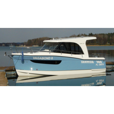 Motorová loď s kajutou Janmar 700 + přívěs Brenderup + Suzuki DF60AV