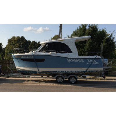 Motorová loď s kajutou Janmar 700 + přívěs Brenderup + Suzuki DF60AV