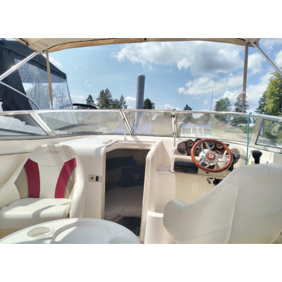 Loď Rinker 232 CC Captiva + motor Mercruiser + přívěs